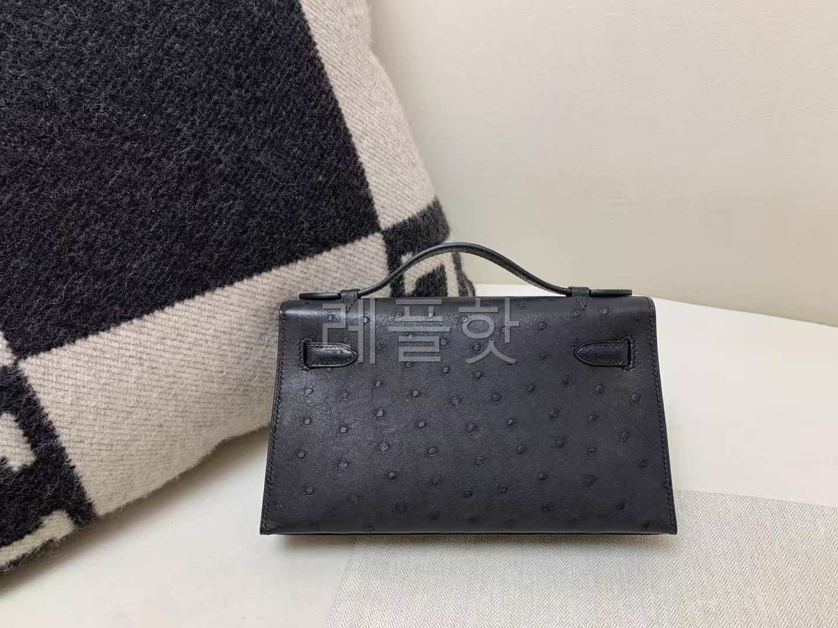 Hermès Kelly Pochette Ostrich Noir x Gold Hardware