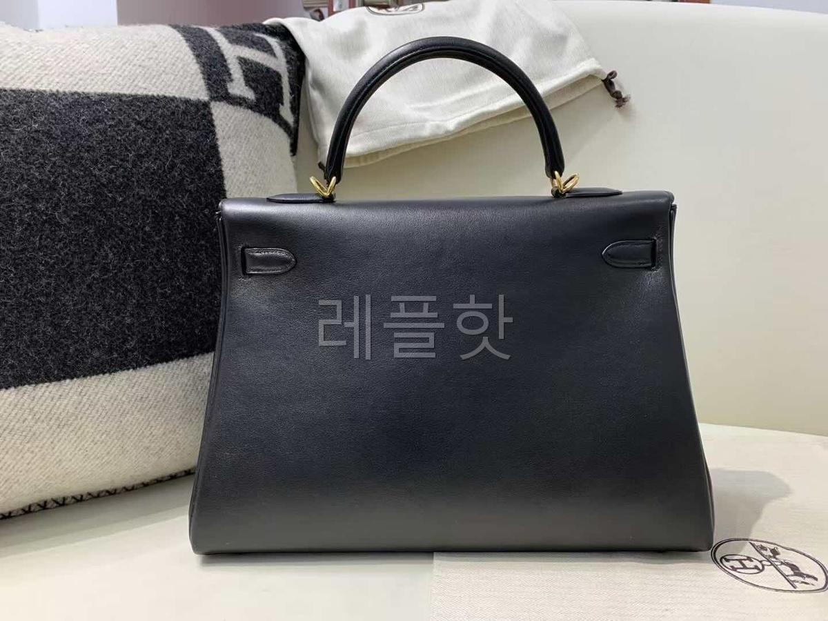 Hermès Kelly 35 Swift Noir x Gold Hardware