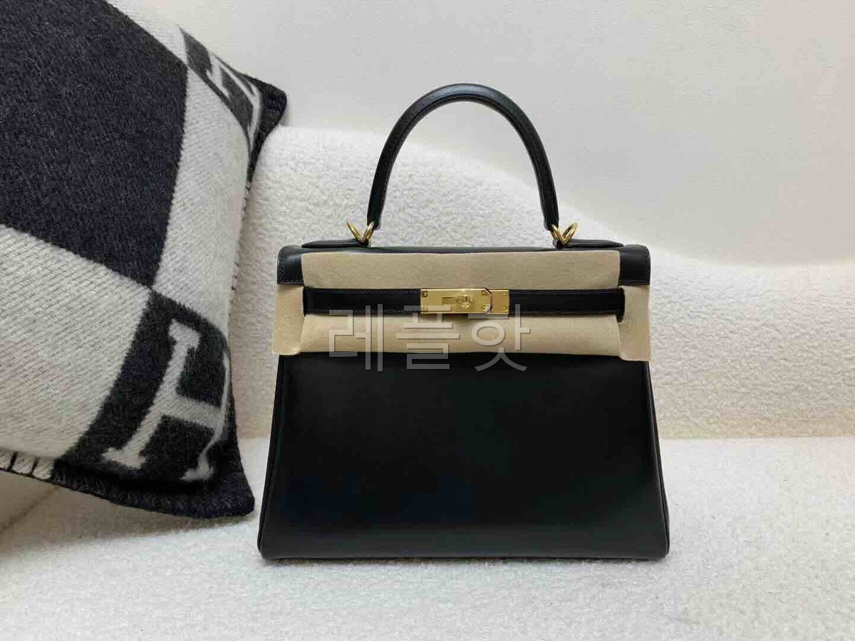 Hermès Kelly 28 Box Noir x Gold Hardware