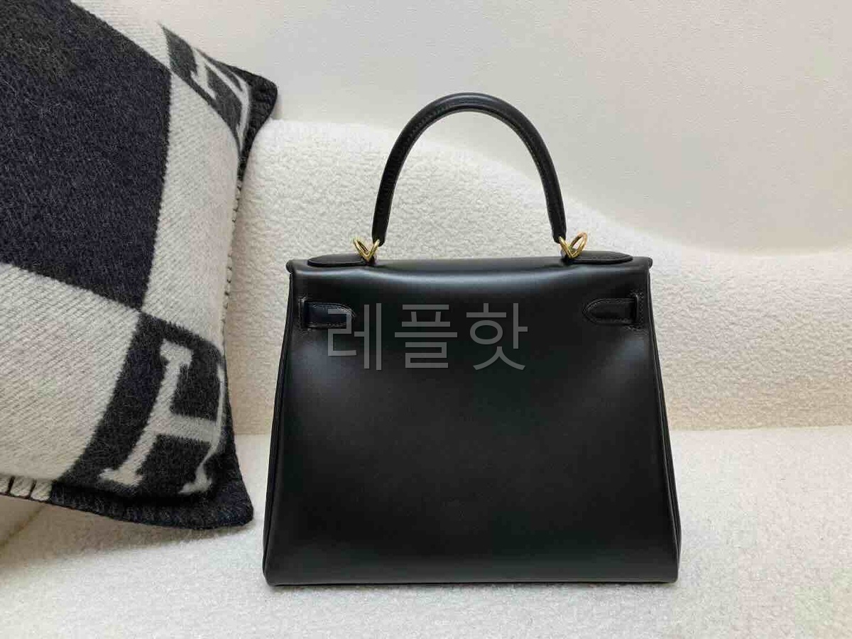 Hermès Kelly 28 Box Noir x Gold Hardware
