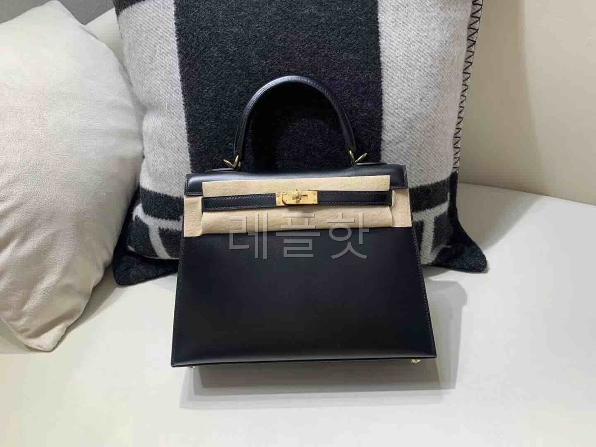 Hermès Kelly 25 Box Noir x Gold Hardware