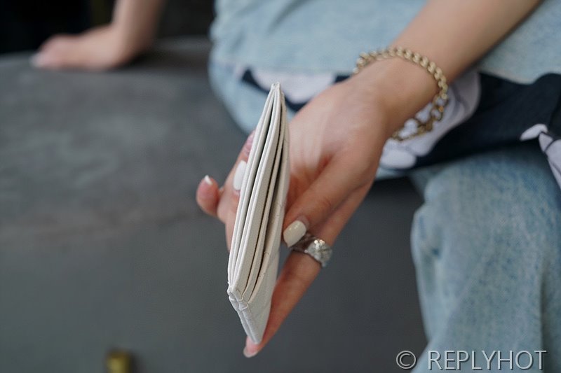 샤넬 클래식 카드 지갑 카프스킨 골드메탈 화이트 [매장가 70만원대]