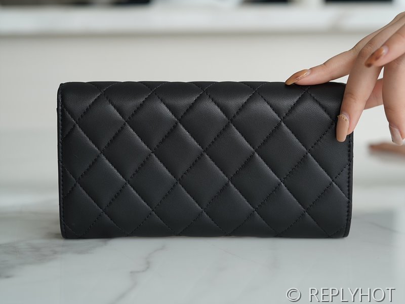 샤넬 클래식 장지갑 램스킨 실버메탈 블랙 [매장가 200만원대]