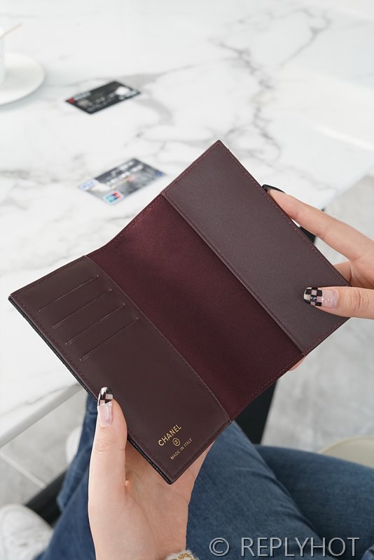 샤넬 클래식 여권 지갑 케이스 [매장가 130만원대]