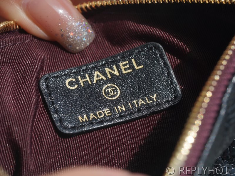 샤넬 클래식 미니 파우치 카프스킨 골드메탈 블랙 [매장가 90만원대]