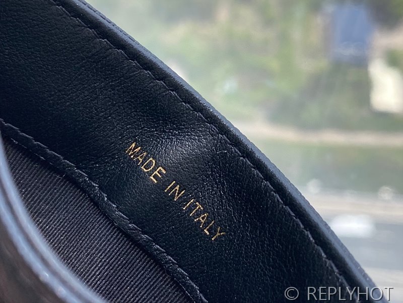 샤넬 보이 카드 홀더 지갑 카프스킨 골드메탈 블랙 [매장가 120만원대]