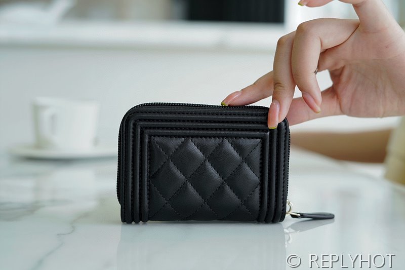 샤넬 보이 지퍼 카드 지갑 램스킨 골드메탈 블랙 [매장가 100만원대]