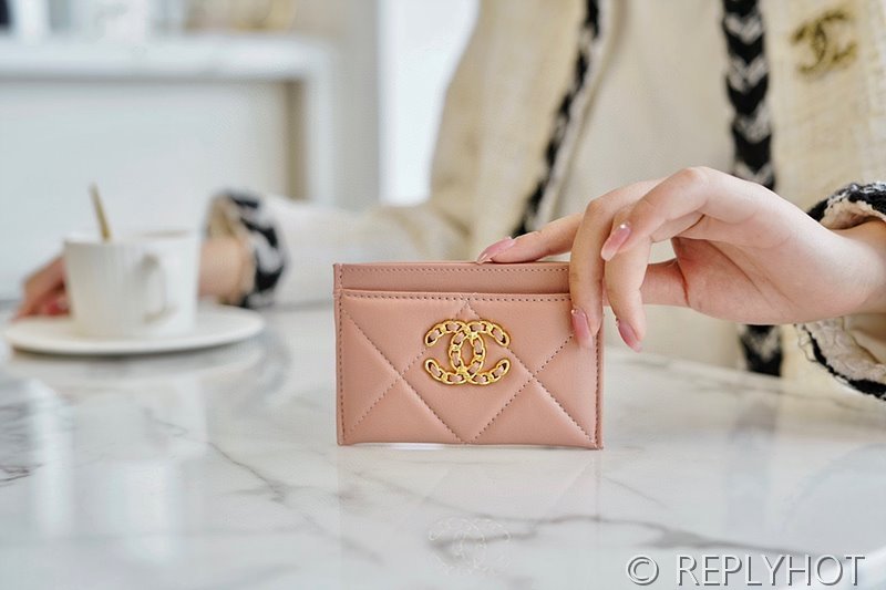 샤넬 19 카드 지갑 골드메탈 [매장가 120만원대]