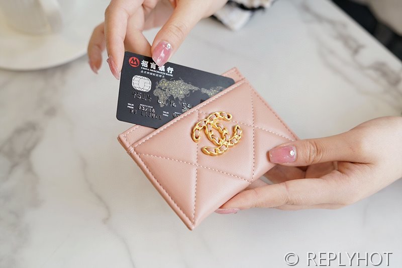 샤넬 19 카드 지갑 골드메탈 [매장가 120만원대]