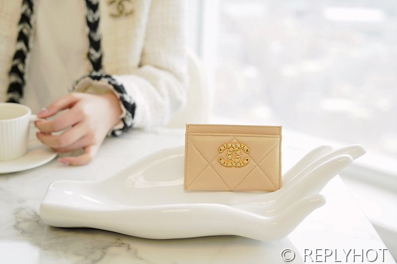 샤넬 19 카드 지갑 골드메탈 [매장가 120만원대]