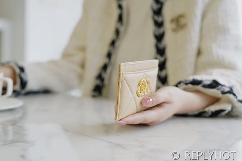 샤넬 19 카드 지갑 골드메탈 [매장가 120만원대]