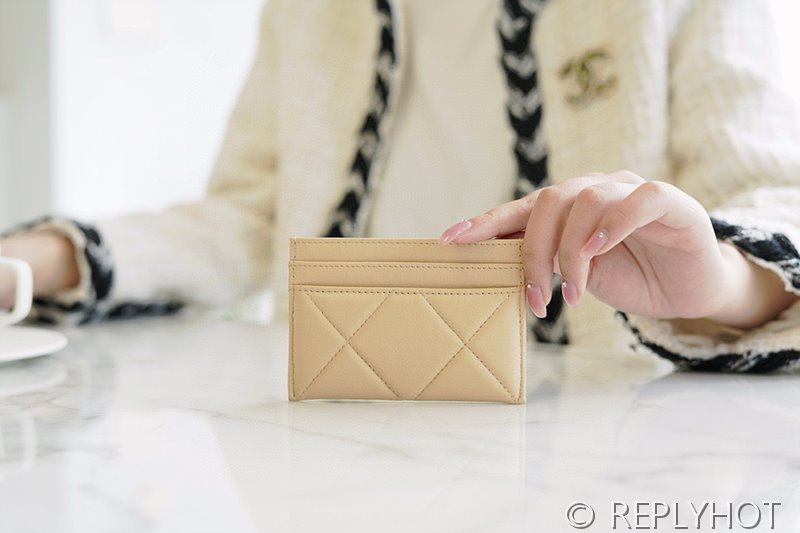 샤넬 19 카드 지갑 골드메탈 [매장가 120만원대]