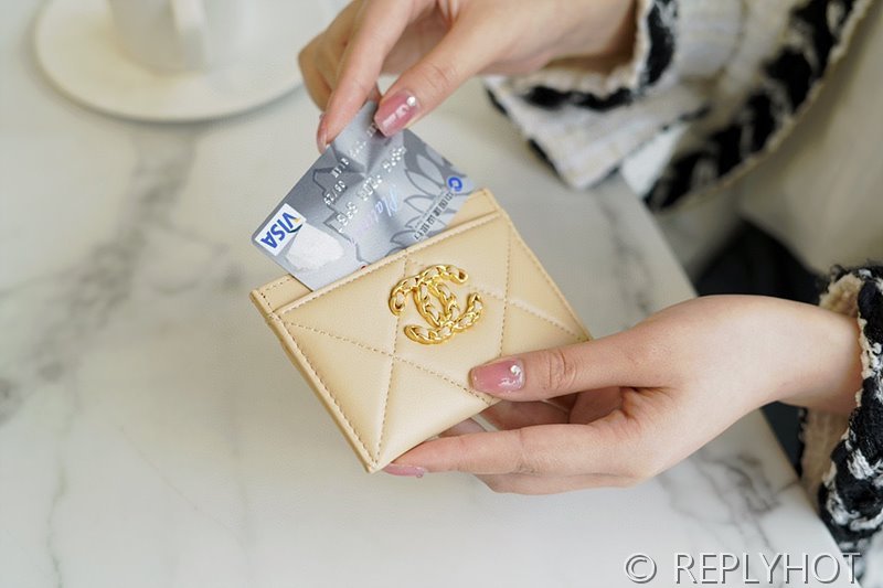 샤넬 19 카드 지갑 골드메탈 [매장가 120만원대]