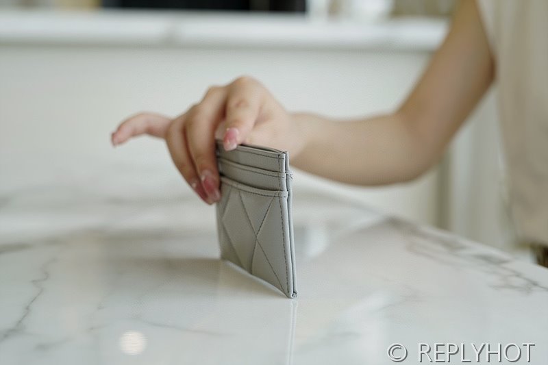 샤넬 19 카드 지갑 골드메탈 [매장가 120만원대]