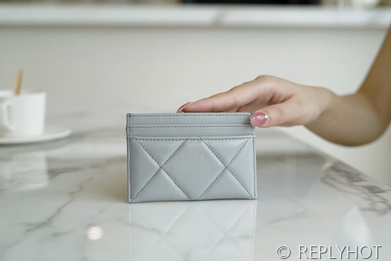 샤넬 19 카드 지갑 골드메탈 [매장가 120만원대]