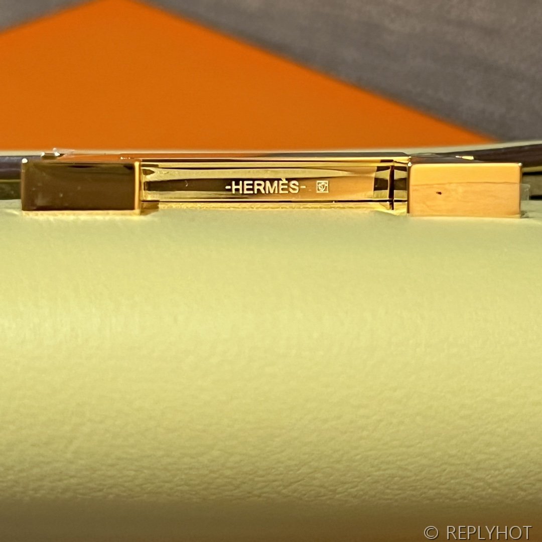 [하이엔드급] 에르메스 콘스탄스 투고 월렛  / 1Z Jaune Poussin 스위프트 금장 [매장가 990만원대]