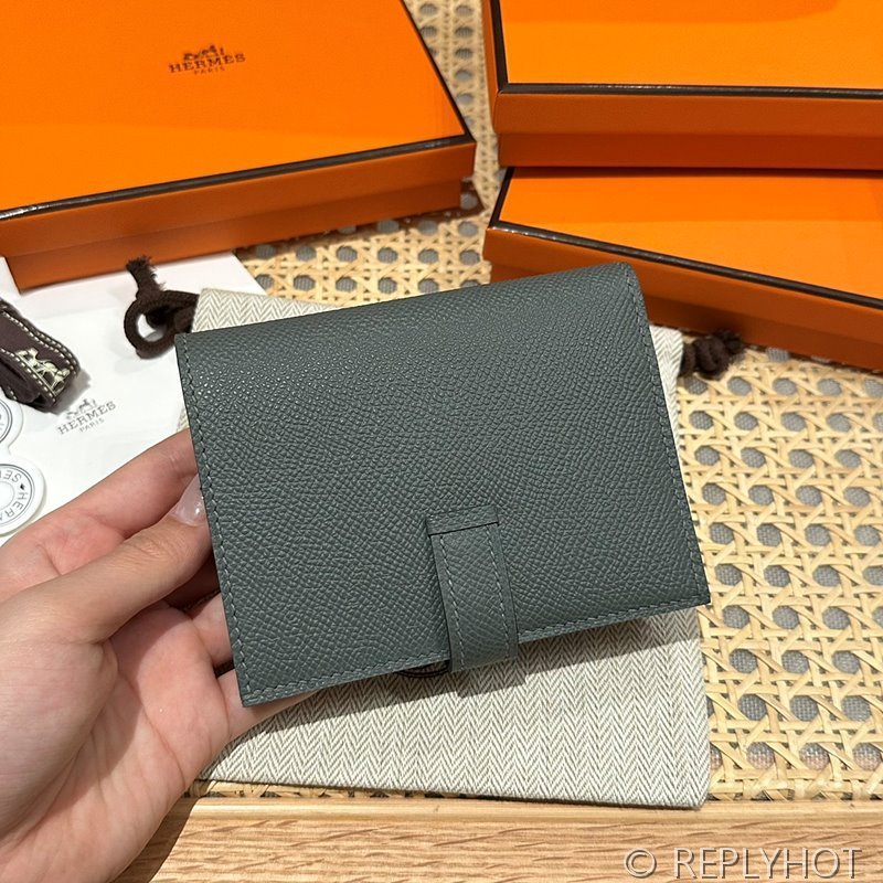 [하이엔드급] Hermes 에르메스 베안 컴팩트 지갑 Bearn Compact Wallet / 63 아몬드그린 Vetr Amande 엠솜 금장 [매장가 385만원대]