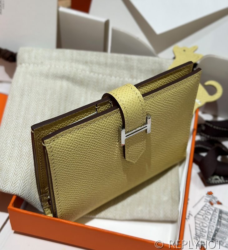 [하이엔드급] Hermes 에르메스 베안 컴팩트 지갑 Bearn Compact Wallet / 1Z Jaune Poussin  팔라듐 죤 푸생 엡솜 은장 [매장가 385만원대]