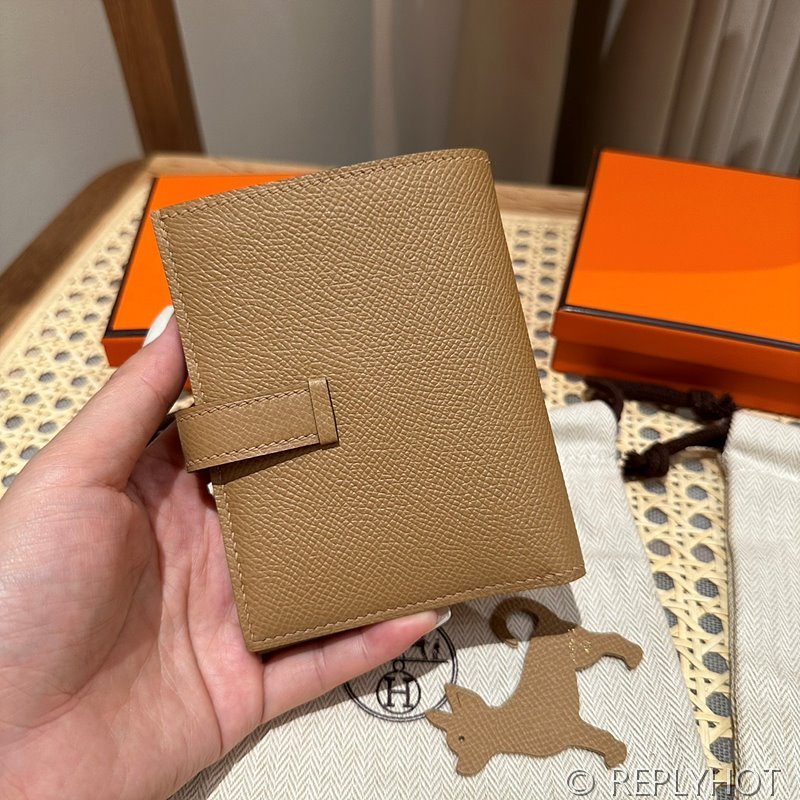 [하이엔드급] Hermes 에르메스 베안 컴팩트 지갑 Bearn Compact Wallet / 0M CHAI 엡솜 금장 [매장가 385만원대]