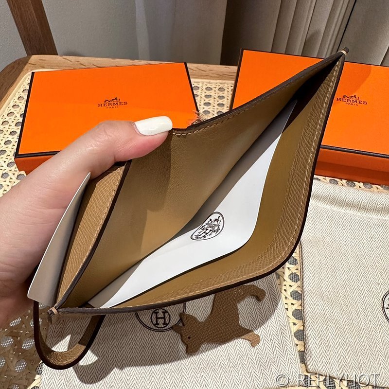 [하이엔드급] Hermes 에르메스 베안 컴팩트 지갑 Bearn Compact Wallet / 0M CHAI 엡솜 금장 [매장가 385만원대]