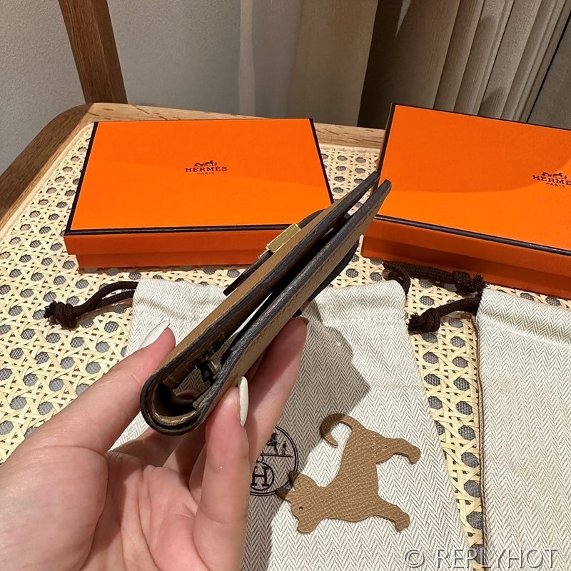 [하이엔드급] Hermes 에르메스 베안 컴팩트 지갑 Bearn Compact Wallet / 0M CHAI 엡솜 금장 [매장가 385만원대]