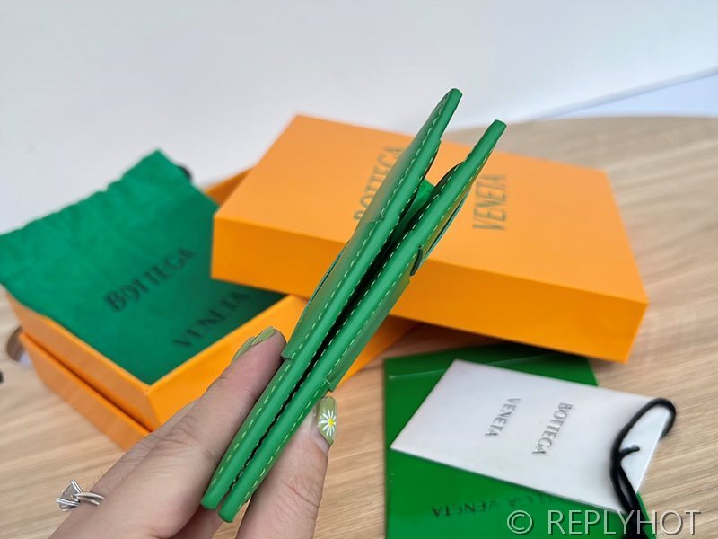 보테가베네타 카세트 플랩 카드 지갑 [매장가 65만원대]