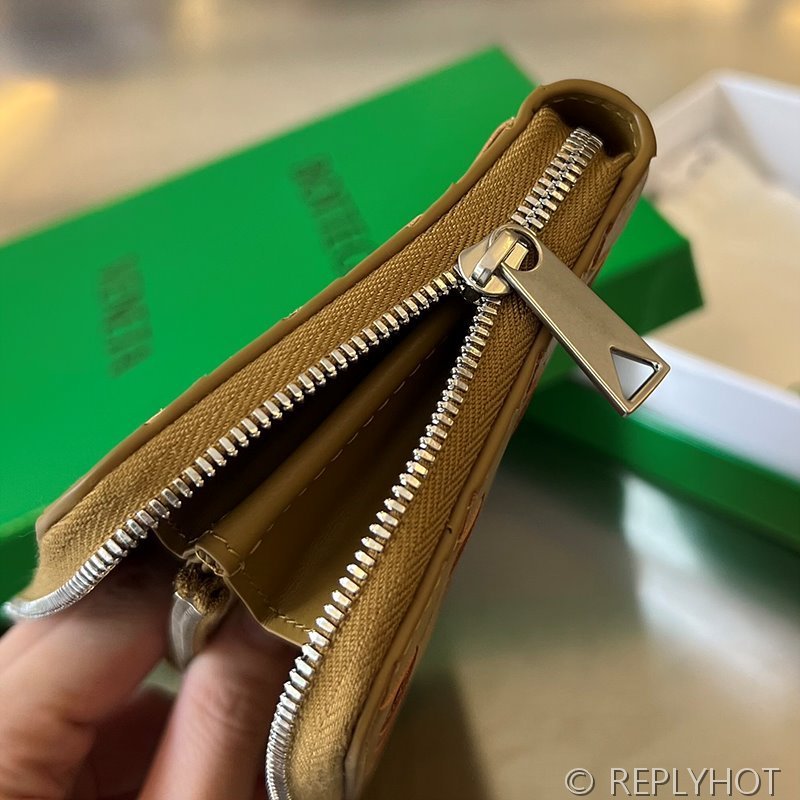 보테가베네타 인트레치아토 지퍼 어라운드 지갑 [매장가 136만원대]