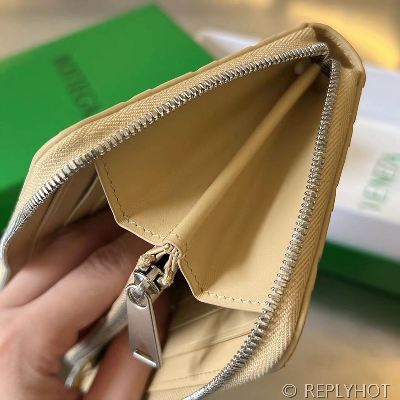 보테가베네타 인트레치아토 지퍼 어라운드 지갑 [매장가 136만원대]