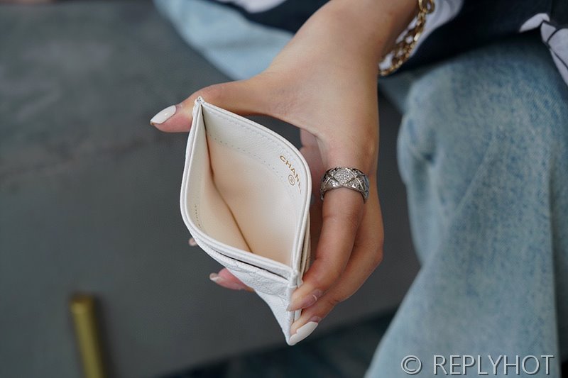 샤넬 클래식 카드 지갑 카프스킨 골드메탈 화이트 [매장가 70만원대]