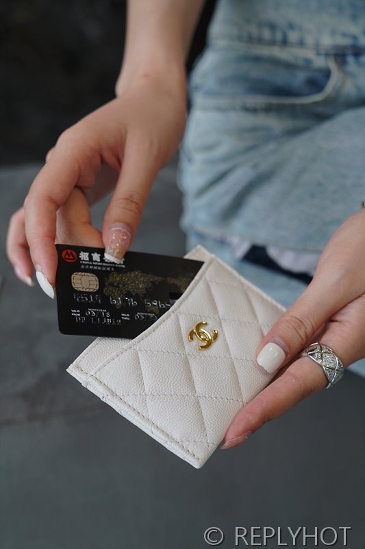 샤넬 클래식 카드 지갑 카프스킨 골드메탈 화이트 [매장가 70만원대]