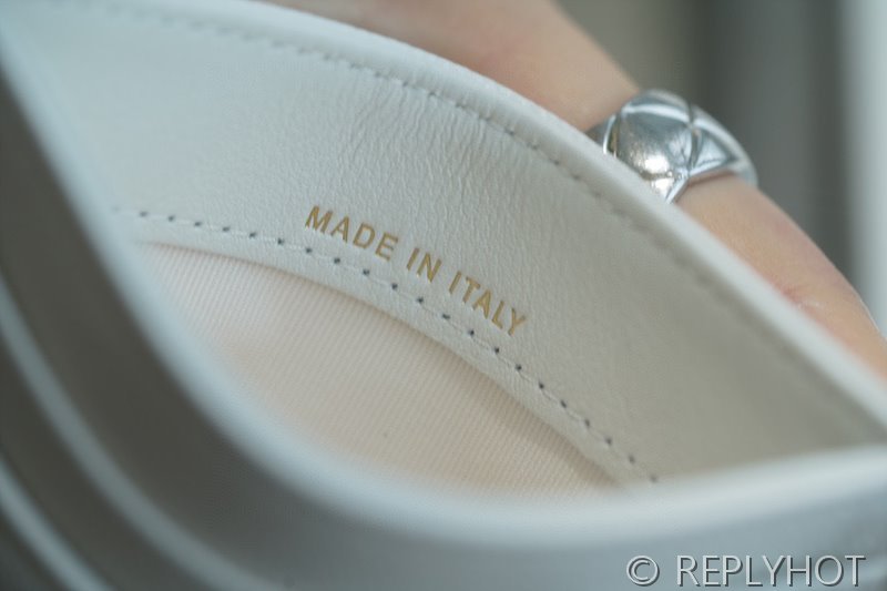 샤넬 클래식 카드 지갑 카프스킨 골드메탈 화이트 [매장가 70만원대]