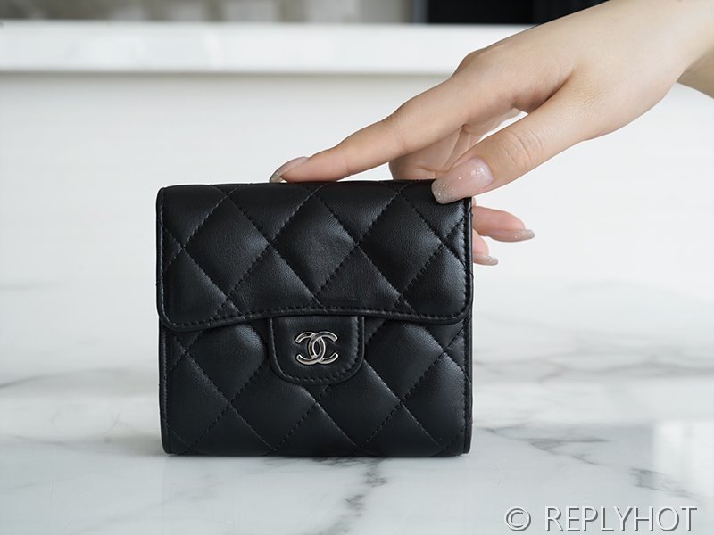 샤넬 클래식 스몰 플랩 지갑 램스킨 실버메탈 블랙 [매장가 170만원대]