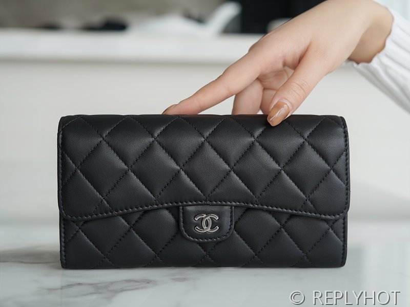 샤넬 클래식 장지갑 램스킨 실버메탈 블랙 [매장가 200만원대]
