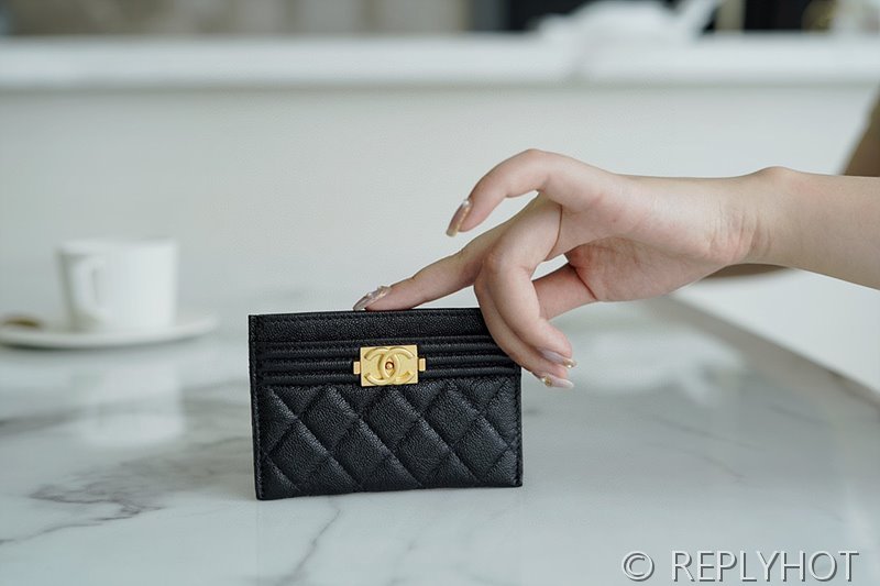 샤넬 보이 카드 홀더 지갑 카프스킨 골드메탈 블랙 [매장가 120만원대]