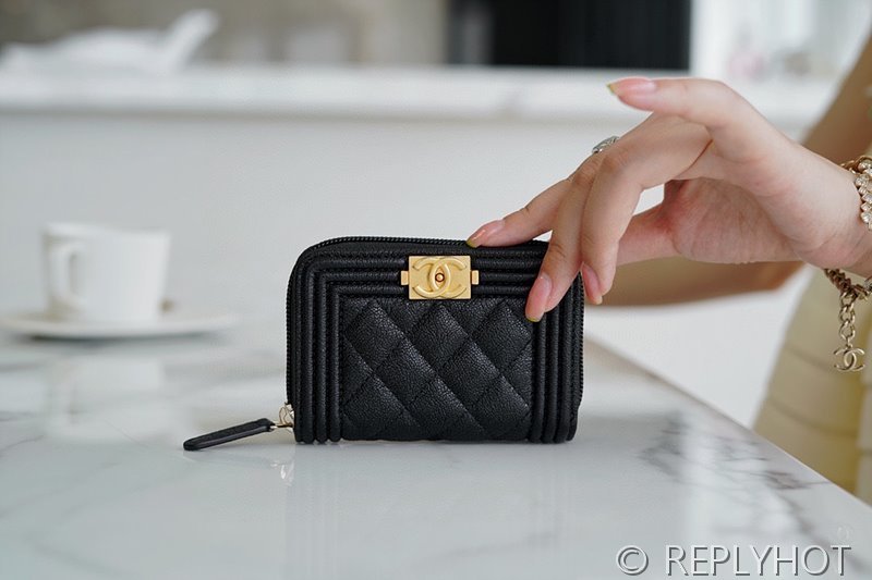 샤넬 보이 지퍼 카드 지갑 카프스킨 골드메탈 블랙 [매장가 100만원대]