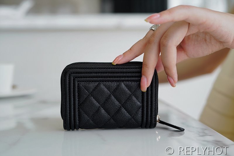 샤넬 보이 지퍼 카드 지갑 카프스킨 골드메탈 블랙 [매장가 100만원대]