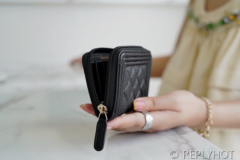 샤넬 보이 지퍼 카드 지갑 카프스킨 골드메탈 블랙 [매장가 100만원대]