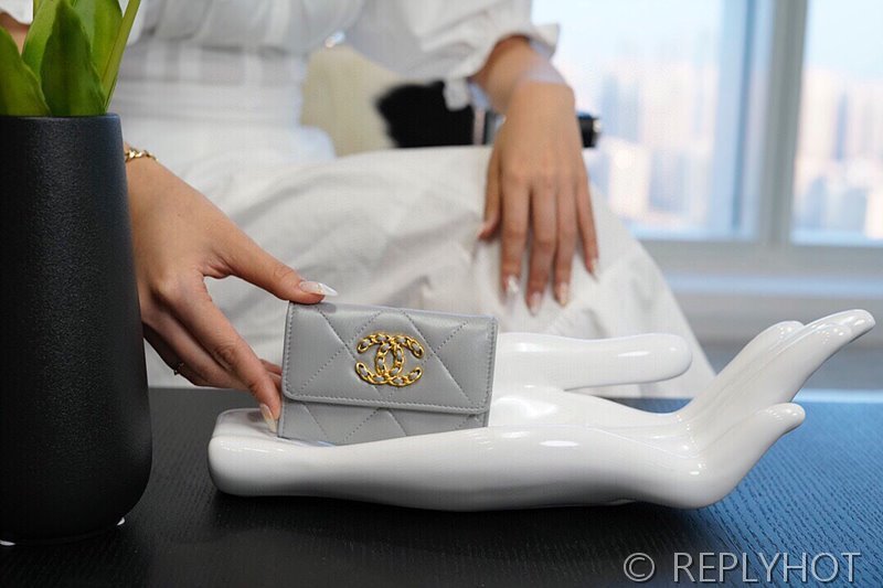 샤넬 19 플랩 카드 홀더 램스킨 골드메탈 [매장가 만원대]