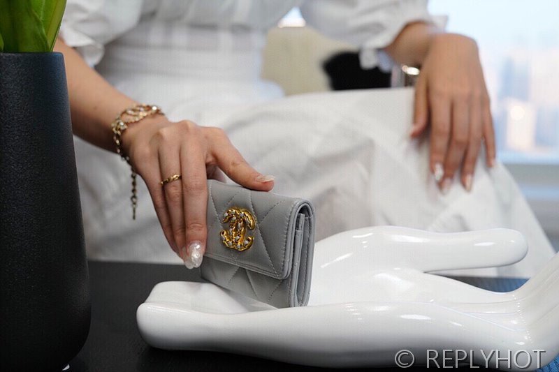 샤넬 19 플랩 카드 홀더 램스킨 골드메탈 [매장가 만원대]