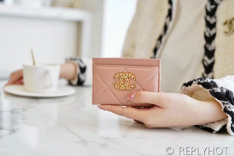 샤넬 19 카드 지갑 골드메탈 [매장가 120만원대]