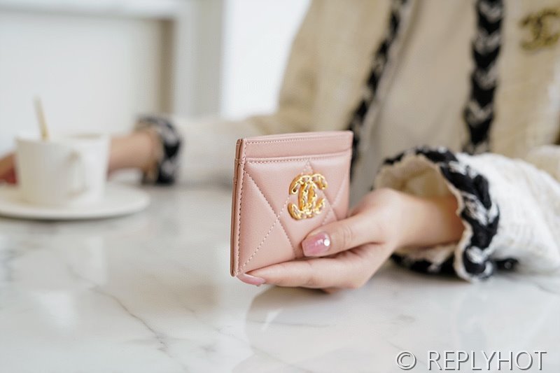 샤넬 19 카드 지갑 골드메탈 [매장가 120만원대]