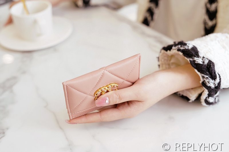 샤넬 19 카드 지갑 골드메탈 [매장가 120만원대]