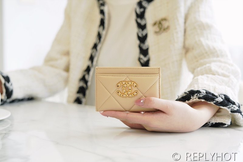 샤넬 19 카드 지갑 골드메탈 [매장가 120만원대]