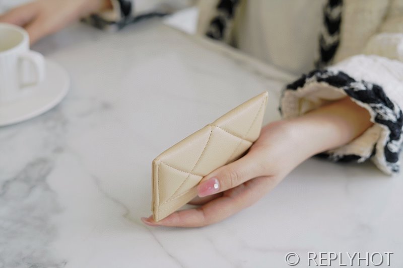 샤넬 19 카드 지갑 골드메탈 [매장가 120만원대]