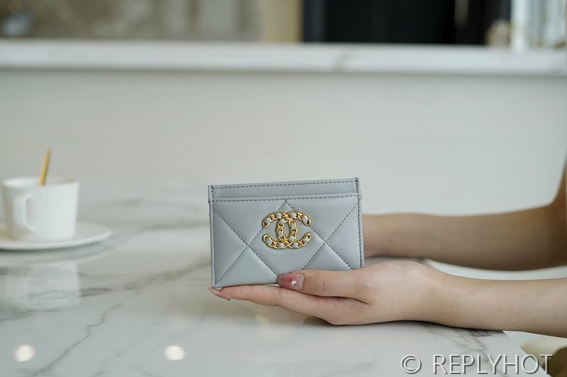 샤넬 19 카드 지갑 골드메탈 [매장가 120만원대]