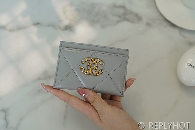 샤넬 19 카드 지갑 골드메탈 [매장가 120만원대]