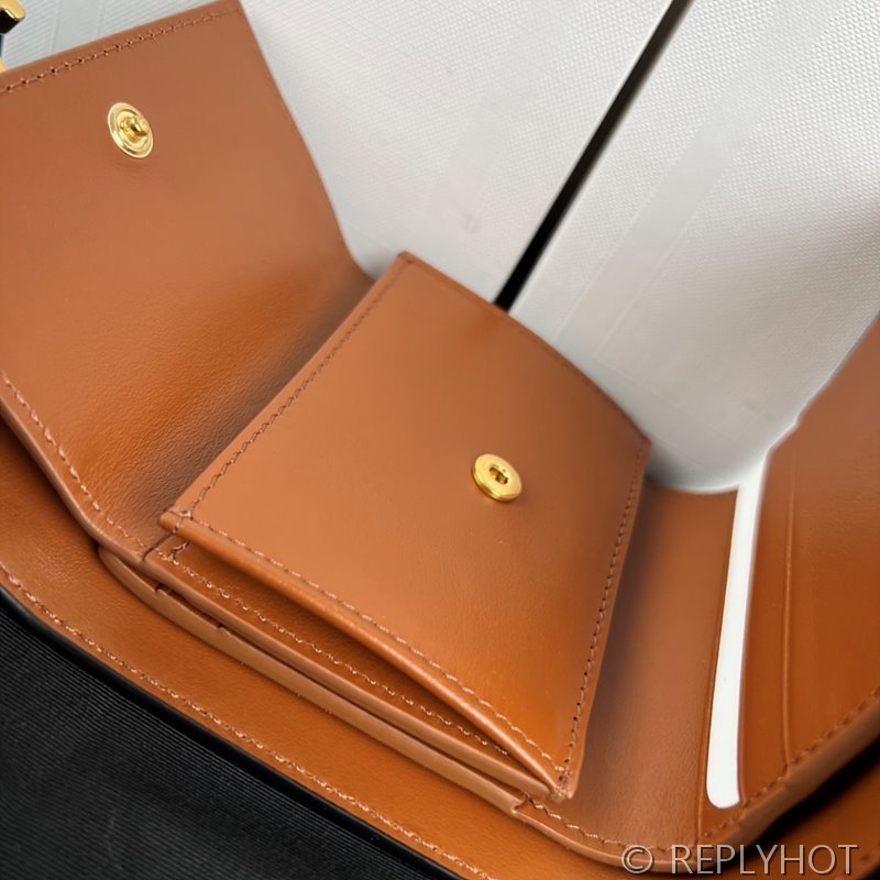 셀린느 스몰 트리옹프 지갑 부드러운 샤이니 램스킨 탠 [매장가 90만원대]