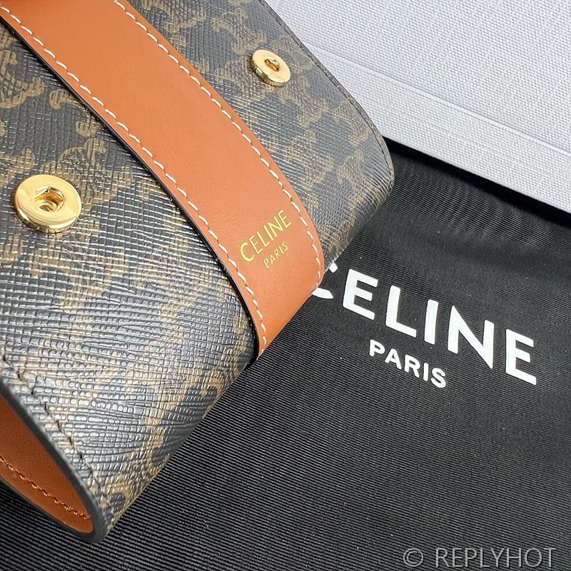 셀린느 스몰 3단 지갑-트리옹프 캔버스&램스킨 탠 [매장가 70만원대]