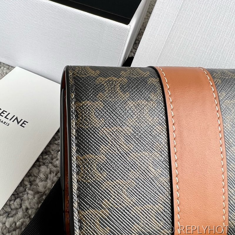 셀린느 스몰 3단 지갑-트리옹프 캔버스&램스킨 탠 [매장가 70만원대]