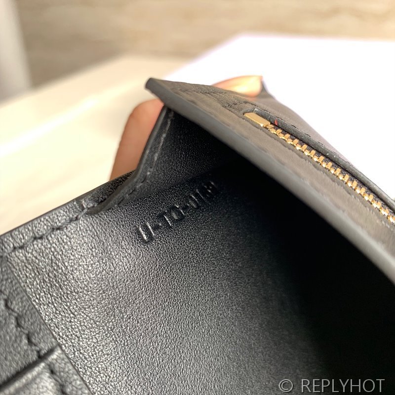 셀린느 미디엄 스트랩 지갑-그레인 카프스킨 블랙 [매장가 90만원대]